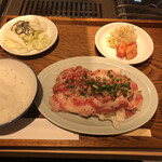 肉の久保田屋 - 薄切りカルビ定食999円（税抜）