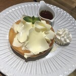 ミルク&パフェ よつ葉ホワイトコージ - よつ葉のふんわりけずりバターパンケーキ てん菜糖蜜添え(980円・税込)