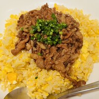 シェフス - 肉のせ炒飯