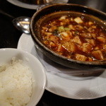 中国四川料理石林 - 石林といったら、四川豆板醤、甜面醤（甘味噌）を使った濃厚な麻薬系の麻婆豆腐！舌が痺れまくりますのでご飯は必須！