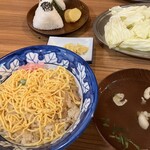 Honetsukidori Ikkaku - おむすび、鳥飯、いずれもスープ付き　　　　　　　肉にキャベツ付き