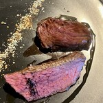 Grill & WineBar Arossa - AUS産カンガルーランプのロースト、AUS産穀物牛イチボのロースト