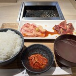 たれ焼肉、塩ホルモン。まるきん食堂 - 