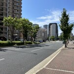 良友酒家 - この辺りは「電柱地中化工事」が進んでいるのですっきりした外観。歩道が広がる利点があり震災や災害を考慮して進められている計画です。