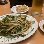 Hidakaya - レバニラ炒めと3個餃子．ビールを添えて