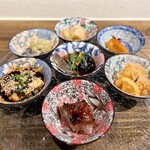 中華ダイニング 一途一心 - いろんな種類あって盛り上がるううー！！よだれ鶏ここ美味しいんだよなー！真ん中の蟹も激うまなんだが！！これは特注だと思うから普通のだと出てこないと思うよー。