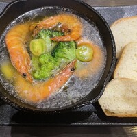 ウルフギャング・パック カフェ 愛知芸術文化センター店 - 海老とブロッコリーアヒージョ