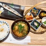 Saron Ginza Sabou Kome Shokudou - 主食は秋刀魚、ご飯は栗ご飯、小鉢五つ。
