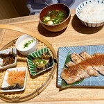 Saron Ginza Sabou Kome Shokudou - 主食はポーク、ご飯は白米（おかわり自由）、小鉢四つ。