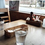 けや木 - 窓から通りが見える