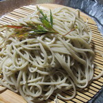 そば処 ごろう - 店横の色づいた紅葉が添えられた　キリッと締まった蕎麦