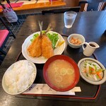 三幸 - ご飯、味噌汁、おかず三品、バランス良い。