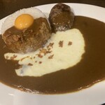 Toukyou Kare Bucchi Supaisu Kakeru Sake - BUCCI牛タン100％バーグカレー