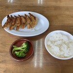 Kagetsu - 餃子、半ライス、小鉢。