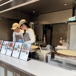 麻布台ヒルズキオスク - カウンター。商品の写真もオシャレ。