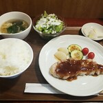 キッチン ブルー グローブ - 三元豚ロースソテー　黒胡椒と生姜とカルーアのソース