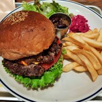 SEAGULL DINER - 迫力あるサイズのハンバーガーは、肉肉しいパティともちもちのバンズが印象的！スパイスが風味良いポテトにサラダ、チリコンカンみたいなビーンズやピクルスと1,000円と思えない充実のプレート