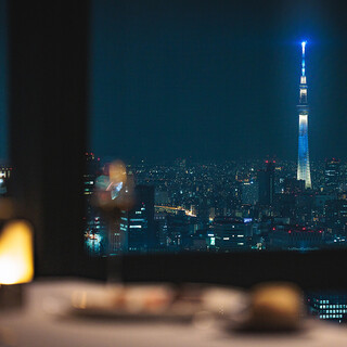 スカイツリーと銀座の夜景を一望。煌めく街並みを眺めながら、特別なディナーを。