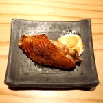 とり茶太郎 - 燻製2点盛り（比内地鶏 手羽中 + チーズ）