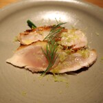 とり茶太郎 - 胸肉たたき2種（手前：比内地鶏 奥：一黒シャモ） + アスパラ菜 + 玉葱