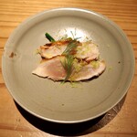 とり茶太郎 - 胸肉たたき2種（手前：比内地鶏 奥：一黒シャモ） + アスパラ菜 + 玉葱