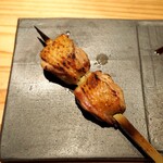 とり茶太郎 - もも肉2種（上：比内地鶏 下：一黒シャモ）