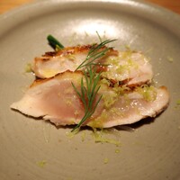 とり茶太郎 - 胸肉たたき2種（手前：比内地鶏 奥：一黒シャモ） + アスパラ菜 + 玉葱