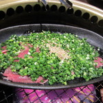 Yakiniku Kiwamiya - 一休みしたら再び焼肉タイム、先ずはネギ塩牛タンから再スタートです。
      