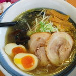 ゆず塩ラーメン燻製煮玉子入り　819円