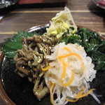 Yakiniku Kiwamiya - ロースとカルビの焼肉を食べたらナムルをいただいて一休み、焼肉ー野菜ー焼肉の繰り返しですね。
      