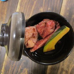 Yakiniku Kiwamiya - カルビの次は壺漬けカルビ、特製のタレに充分に漬けられてるんで味がしっかりする焼肉です。
      