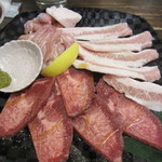 Yakiniku Kiwamiya - 焼肉はコースではなくてそれぞれが食べたい物を注文しました、先ずはあっさりの塩焼きセットから焼肉のスタートです。
      