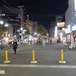 Nakameguro Kakiiredoki - 駅高架を抜けた先の歩道を見ると、横幅が大変広く