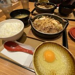 やよい軒 - 料理写真:すき焼き定食ノーマル950円。これでも、お肉の量、わりと満足！