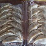 湘南茅ヶ崎 幸福餃子 - 左が餃子(小)、右が餃子(大)