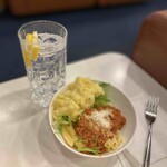Lufthansa Senator Lounge - ジントニック&ポテトサラダ、パスタ