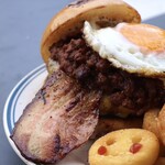 3Rings - ・CHILI CHEESE EGG BURGER 1,950円/税込
            ・スモークベーコン 400円/税込
            ・中辛 0円
            ・ハラペーニョ追加 0円
            ・オニオンリングに変更 100円/税込