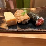 鮨 つぼみ - 左から玉子、稲荷、トロタク