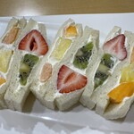 Furutsu Para Yaoiso - フルーツたっぷりサンドイッチです。