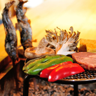 蛍雪の宿 尚文 - 料理写真:囲炉裏で焼きながら、炭火の匂いとともに田舎料理の醍醐味をお楽しみください。