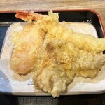 おにやんま - デラックスの天ぷらは海老、鶏肉、人参の3種