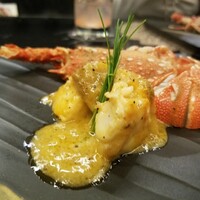 炭和食かなうS 特別室 - 三重県産の伊勢海老のエシレ濃厚バター焼き