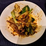 赤坂 四川飯店 - 取り皿に取った回鍋肉・その４です。葉ニンニク、葱、キャベツ、豚バラ肉を思う存分に楽しめました。