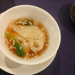 赤坂 四川飯店 - 2022年頃の小さい皿に取ったワンタンスープです。