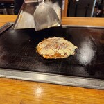 お好み焼 オモニ - 厨房で焼いて自席の鉄板に供される