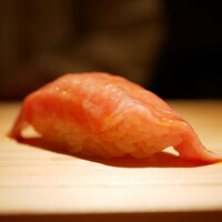 佐野鮨 - ◇大トロ
                    中トロの余韻のまま、ハラカミの霜降りへ。