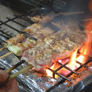 定番の焼き鳥などサラリーマンに愛されている串居酒屋です。