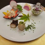 日本料理 村上 - ◆先付け 彩りよく美味しそうな料理が並びます✨ ◇里芋・咜の煮物 ◇柿の白和え ◇豚叉焼の酢味噌仕立て ◇チーズの柿・かぶらサンド ◇もずく(いくら・菊)