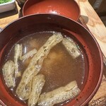 挽き肉のトリコ - みそ汁は油揚げが具で、熱々です。