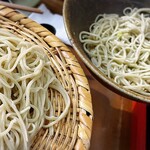 一心庵 - 左:ざるそば　右:淡い緑の十割そば